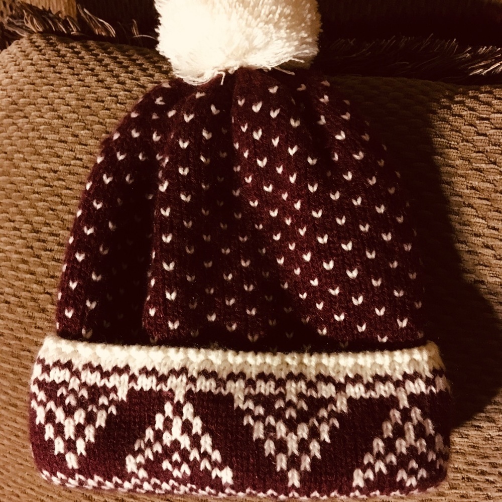 NWOT PLUM IVORY BEANIE BEAUTIFUL POMPOM SWEET